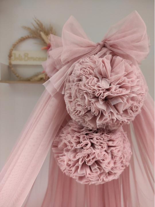 Ciel de lit en tulle vieux rose avec pompons pour bébé
