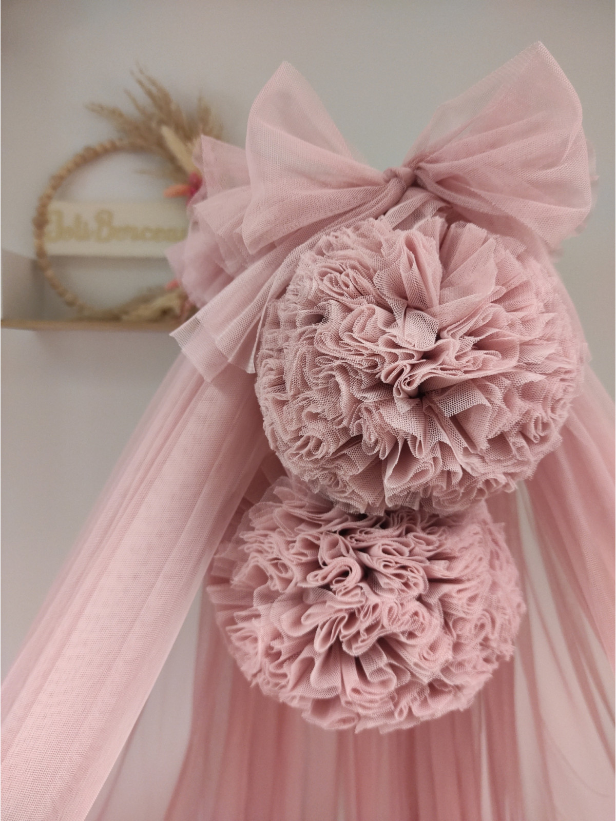 Ciel de lit en tulle vieux rose avec pompons pour bébé