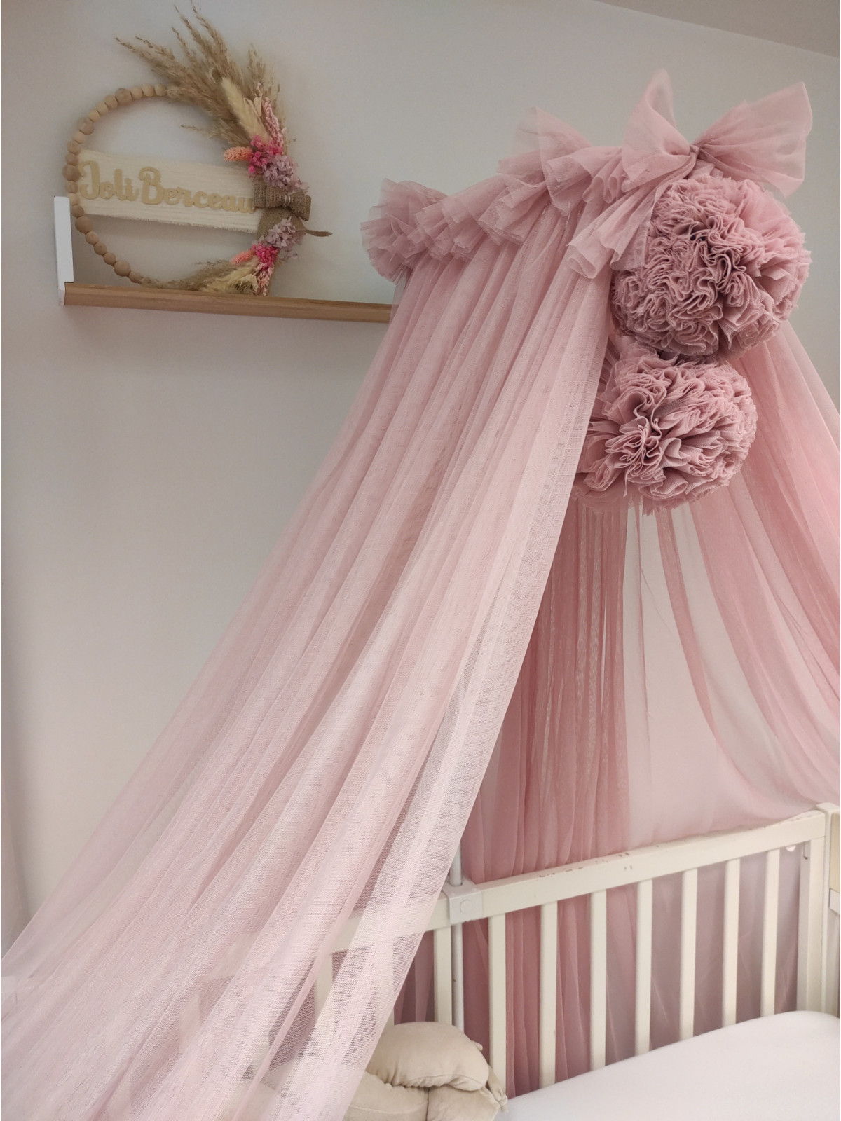 Ciel de lit en tulle vieux rose avec pompons pour bébé