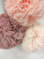 Ciel de lit en tulle vieux rose avec pompons pour bébé
