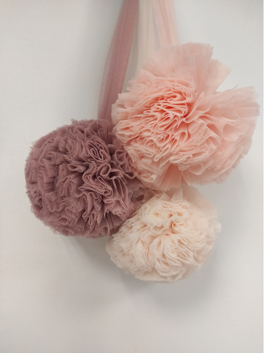 Ciel de lit en tulle vieux rose avec pompons pour bébé