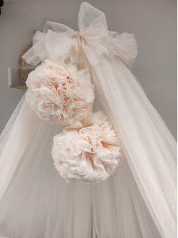 Ciel de lit en tulle rose pêche avec pompons pour bébé